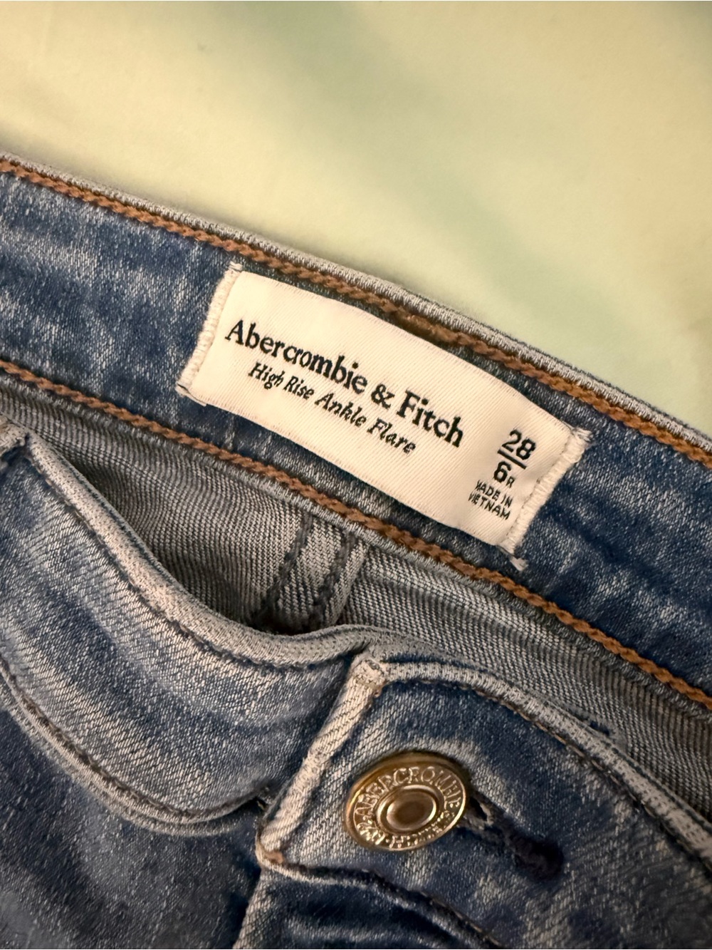 Abercrombie & Fitch High-Rise Ankle Flare Jeans 28/6R